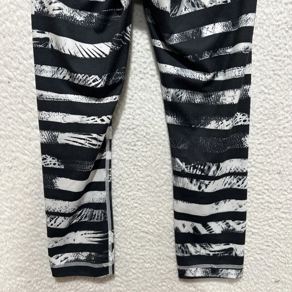 LULULEMON Women's 4 Wunder‎ Under Crop II Full-On Luon Shady Palms Black White